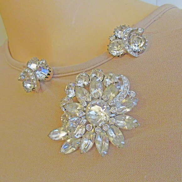 Eisenberg Ice clear rhinestone 2 x 1 and 7/8 brooch & clip back earrings, 1950's - Picture 4 of 14
